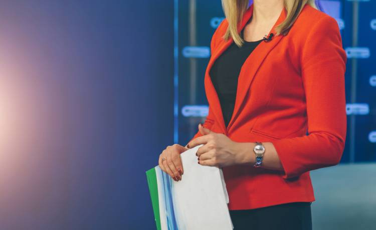 Dziennikarka zaczęła dziwnie zachowywać się podczas występu na żywo. Okazało się, że dostała udaru [WIDEO]