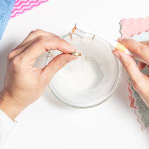 Czym wyczyścić złotą biżuterię? Pierścionki będą lśnić!