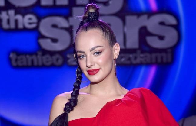 Wiktoria Gąsiewska namiętnie całuje filmowego partnera. To aktor znany serialowej publiczności. Tak gwiazda "Rodzinki.pl" zaprasza do kin [WIDEO]