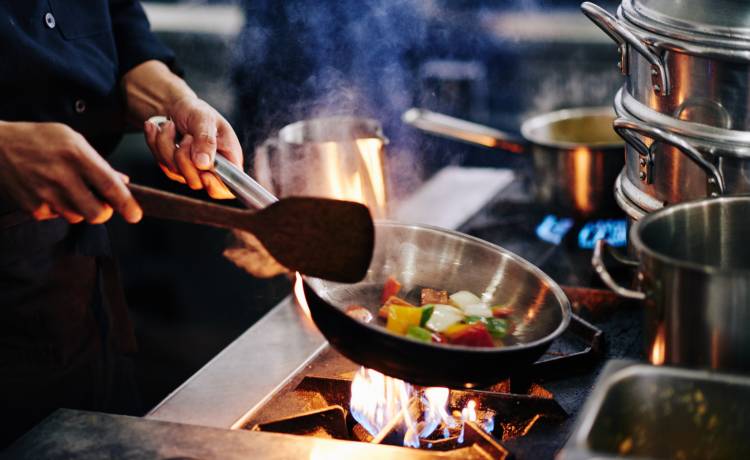 Dodaj tę przyprawę na patelnię przed smażeniem. Tłuszcz nie będzie pryskać! 