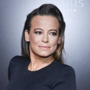 Warta grzechu Anna Mucha?! Kreacja z pikantnym rozcięciem na nogę "skradła show" [FOTO]