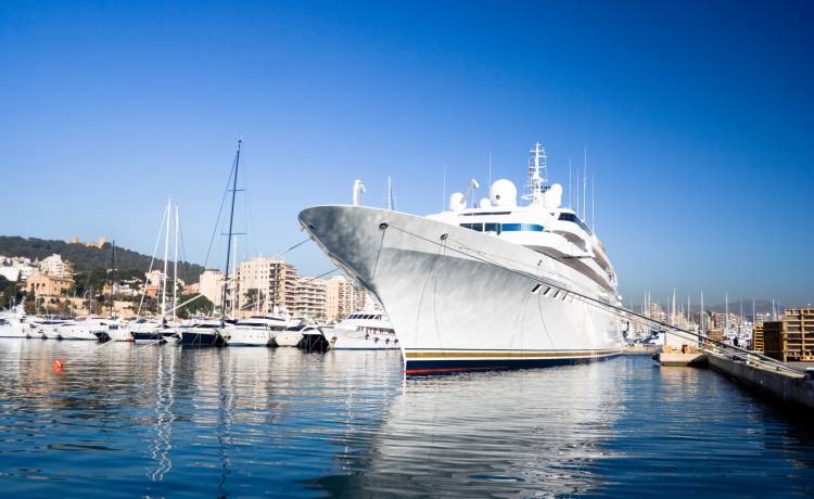 Ogromny statek należący do miliardera przewrócił się w doku. Są ranni [FOTO]