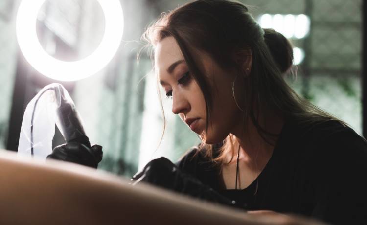 Wykonał sobie szokujący tatuaż. Internauci nie zostawili na nim suchej nitki. "Mam nadzieję, że to żart" [WIDEO]