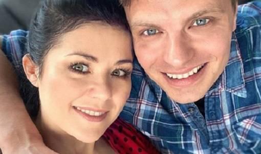 Katarzyna Cichopek na zdjęciu z córką. Tak aktorka zachęca do pozostania w domach!