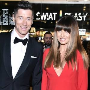 Lewandowscy w miłosnym uścisku dzielą się szczęściem. "Lewy" zaskoczył wyznaniem [ZDJĘCIA]