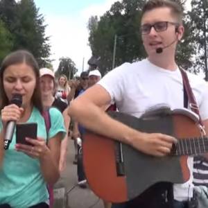 "Mama ostrzegała" w wersji... pielgrzymkowej! Sprawdź, jak brzmi przeróbka hitu disco polo! [WIDEO]