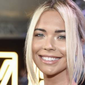 Sandra Kubicka pozuje w czerwonym body z koronki. "Najpiękniejszą rzeczą, jaką może nosić kobieta, jest pewność siebie"