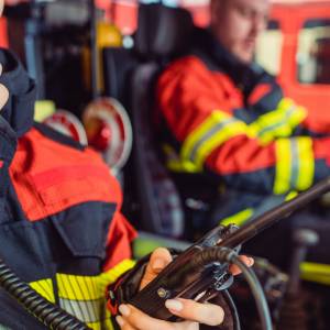 "Samochód na dachu samochodu!" Nietypowy wypadek przed sklepem budowlanym [FOTO]