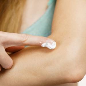 Jak skutecznie nawilżyć suche łokcie? Wypróbuj tych metod