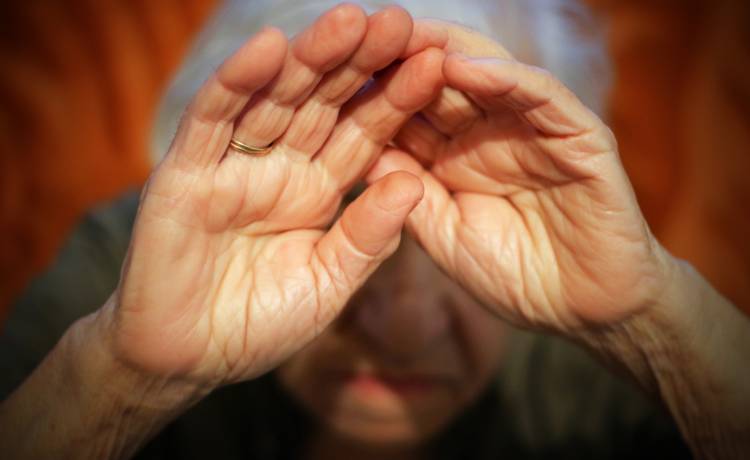 Krakowianka przez balkon wyrzuciła oszczędności życia. Powód daje do myślenia