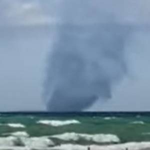 Nad jeziorem nagrano przerażające zjawisko. To trąba wodna! [WIDEO]