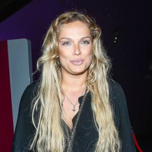 Joanna Liszowska znów zaskakuje metamorfozą. Aktorka pokazała się w czarnych włosach! [ZDJĘCIA]                     