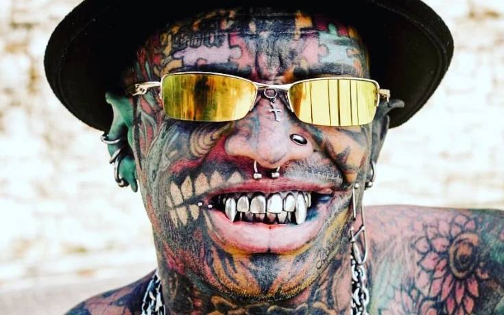 Marzy o wyglądzie "kosmicznego diabła". Ma rogi, kły i czarne gałki oczne, a teraz rozszczepił sobie dłonie