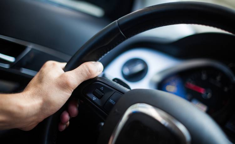 Ukradł samochód spod sklepu. W środku był pijany pasażer