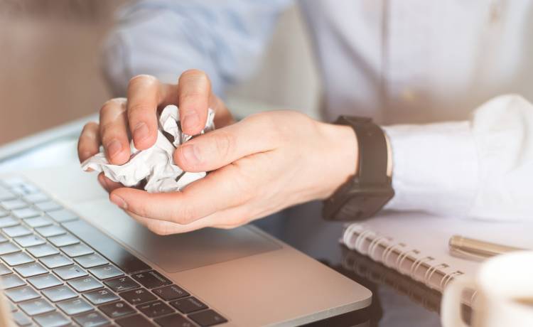 Najczęstsze błędy polskich internautów. Jakie słowa sprawiają im najwięcej trudności? Jest raport