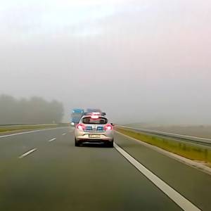 Jechał na czołówkę z... radiowozem. Mundurowi nie odpuścili mu tego przewinienia [WIDEO]