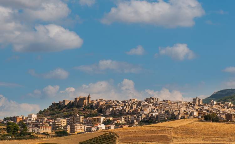 Włoskie miasteczko sprzedaje domy za bezcen! Wystarczy 2 euro, by kupić nieruchomość na Sycylii