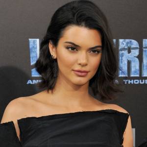 Kendall Jenner rozgrzewa fanów, pozując w miniaturowym bikini. "Najseksowniejsza na świecie"