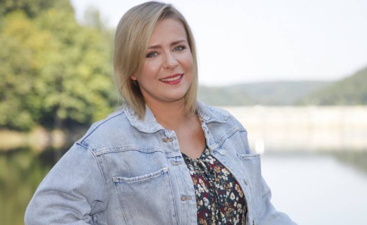 Aneta Zając zaszalała z fryzurą! Długie pasma dodają jej uroku. "Kim jesteś?" - zastanawia się koleżanka z planu [ZDJĘCIE]