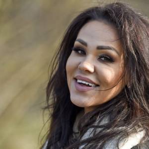 36-letnia Sylwia Bomba niczym rusałka! Burza włosów, zwiewna sukienka..."Piękne ujęcia" [FOTO]