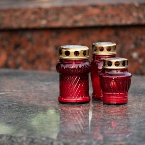 Dramatyczne sceny na cmentarzu. Mężczyzna prawie stracił życie we wszystkich świętych