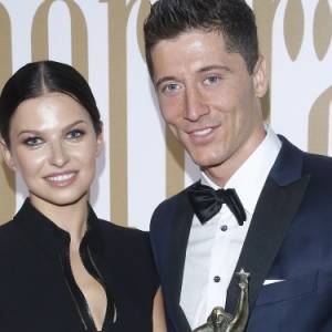 Anna i Robert Lewandowscy w miłosnym uścisku. Tak spędzają wakacje! [FOTO]
