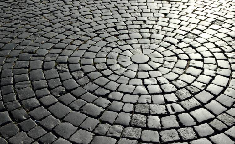 Codziennie kradł po jednej kostce granitowej z dworca kolejowego. Został zatrzymany przez policję