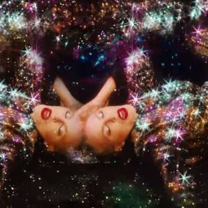 Kylie Minogue wróciła w wielkim stylu! Siedzi na złotym koniu w teledysku do najnowszego singla