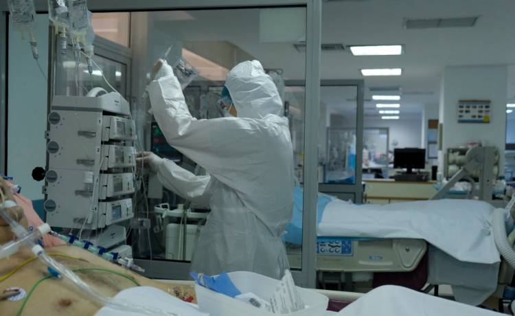 Alarmujące statystyki z Ministerstwa Zdrowia. Coraz więcej zgonów, a Omikron w natarciu… 