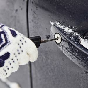 Jak odmrozić zamek w samochodzie? Te sposoby mogą uratować podróżowanie zimą