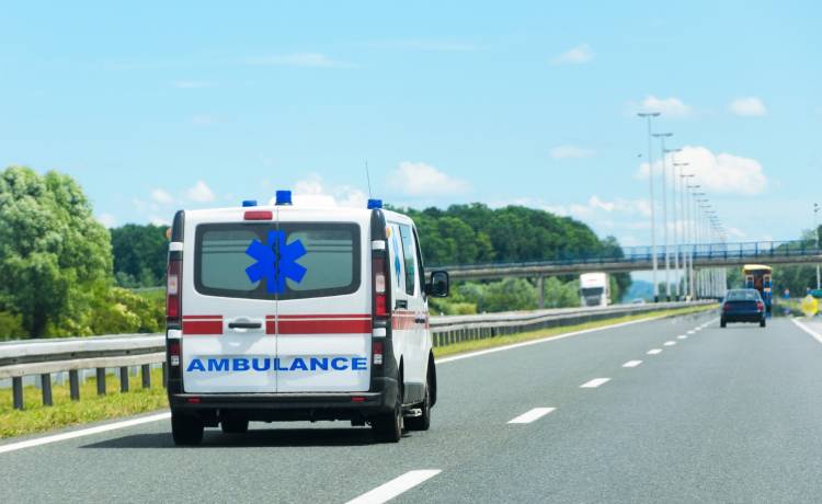 87-letni kierowca jechał autostradą A4 pod prąd. Jedna osoba została ranna