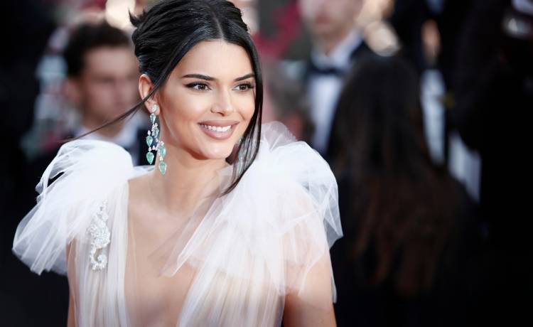 Kendall Jenner bez biustonosza pokazuje nagie piersi. Internauci wychwalają boskie ciało: "Syrenka!" [ZDJĘCIA]