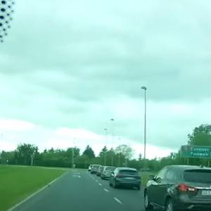 Kobieta weszła wprost pod koła jadącego samochodu! Kierowca zamieścił nagranie ku przestrodze: "Refleks kolegi - klasa światowa" [WIDEO]