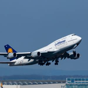 Lufthansa rezygnuje ze zwrotu "Panie i Panowie". Zmiana ma zwiększyć komfort podróży dla osób niebinarnych