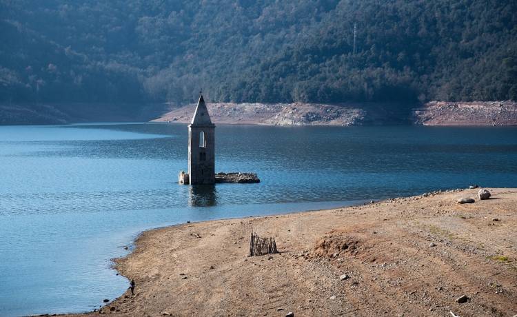 Opadająca woda odsłoniła skarb. Widok przyciąga rzesze turystów
