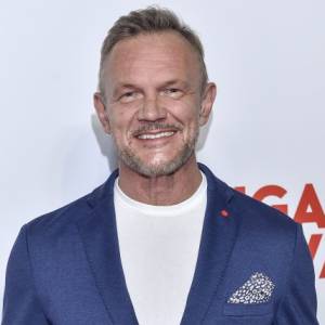 Jak wyglądał Cezary Pazura, gdy nie był znany? Zdjęcie ze studenckich czasów robi furorę w sieci! "Jak Bruce Lee" [FOTO]