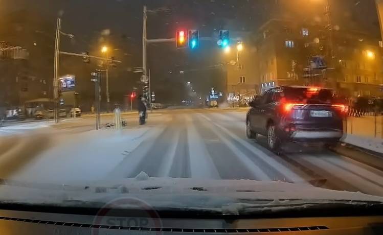 Kuriozalna sytuacja na pasach. Internauci nie mają litości: "Jedyna szara komórka zapadła w sen zimowy..." [WIDEO]