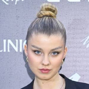 Uczestniczka "Top Model" w bikini. Aleksandra Helis zapozowała na drzewie [FOTO]