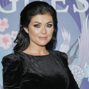 Katarzyna Cichopek pozuje na plaży. W neonowym stroju wygląda obłędnie! "Ciało marzenie" [ZDJĘCIE]