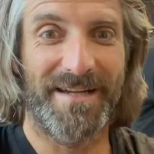 Maciej Dowbor przeszedł radykalną metamorfozę. Długie włosy i broda to już przeszłość! [WIDEO]