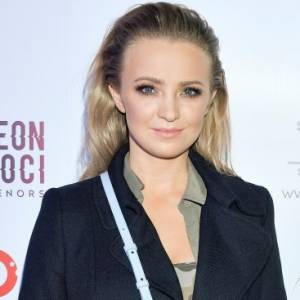 Barbara Kurdej-Szatan pozuje w lesie w samym staniku. Aktorka prezentuje swoje ciążowe krągłości