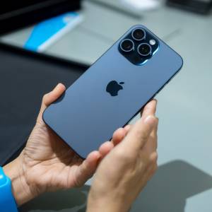 Sprzedaż iPhone'ów leci NA ŁEB NA SZYJĘ. Co się tam dzieje?!