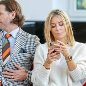 Małgorzata Rozenek-Majdan przesadziła z retuszem? Internauta komentuje: "A podłoga za Gośką faluje, ha ha" 