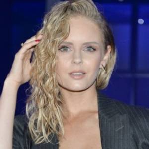 Olga Kalicka seksownie. Aktorka kusi głębokim dekoltem!