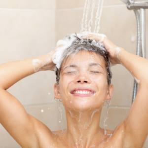 Zaczynasz od głowy? Specjaliści mówią jasno, co najpierw myć pod prysznicem