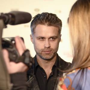 Maciej Zakościelny z dzieckiem na rękach. Tak aktor ogłosił zaskakującą nowinę! 