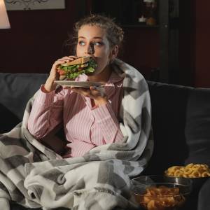 Popcorn z cynamonem zamiast chipsów? Przekąski przy wieczornym odpoczynku mogą być zdrowe!