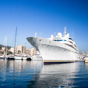 Ogromny statek należący do miliardera przewrócił się w doku. Są ranni [FOTO]