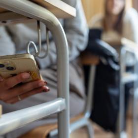 Koniec z oglądaniem TikToka pod ławką? Ministerstwo szykuje zakaz