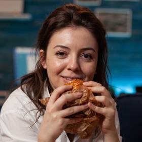 Kiedy jest najlepsza pora na kolację? Eksperci wyjaśniają